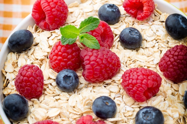 Porridge di farina d'avena con frutti di bosco. Lamponi e mirtilli.