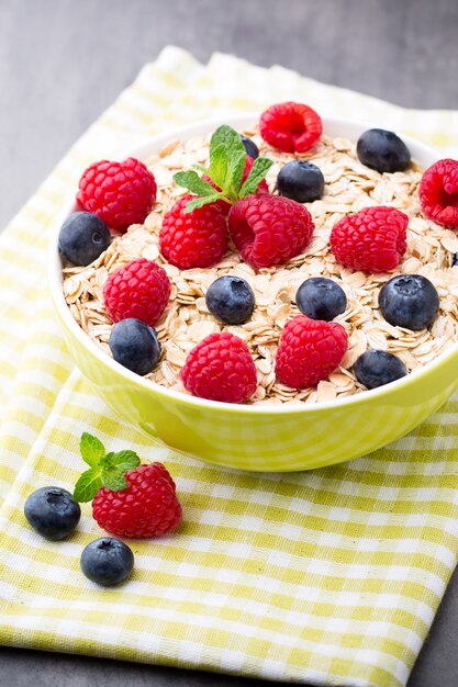 Porridge di farina d'avena con frutti di bosco. Lamponi e mirtilli.