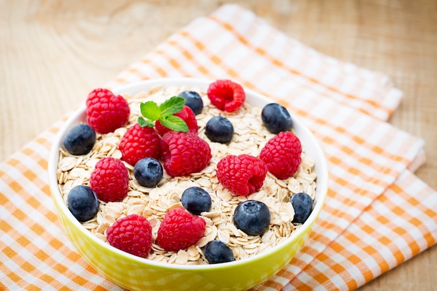 Porridge di farina d'avena con frutti di bosco