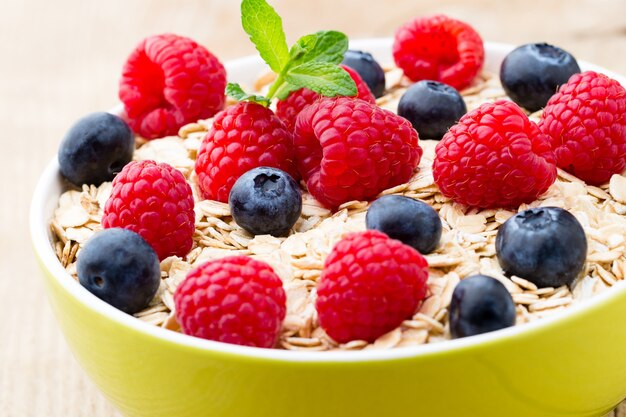 Porridge di farina d'avena con frutti di bosco