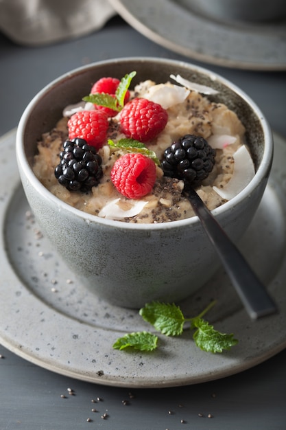 Porridge di farina d'avena con lamponi e more