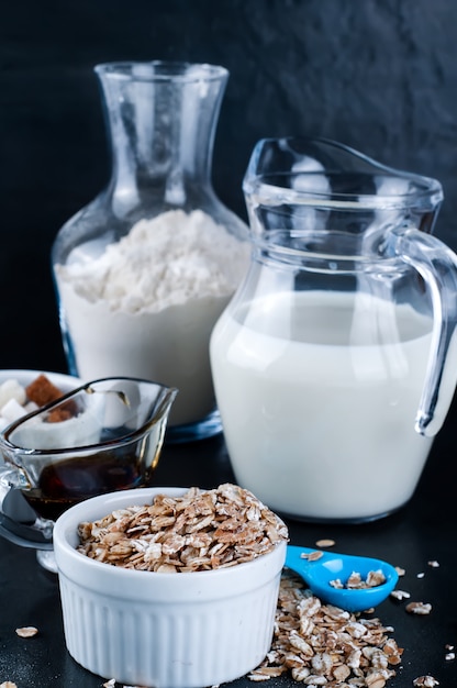 Porridge di farina d&#39;avena con un bicchiere di latte