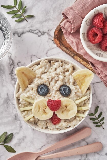 Porridge di farina d'avena con una decorazione faccia gattino gatto Colazione divertente per i bambini