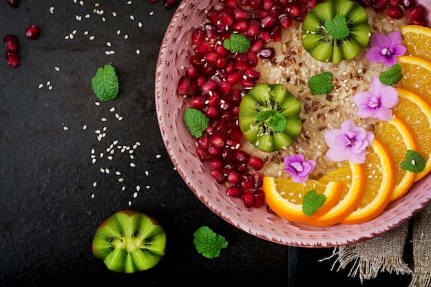 Porridge di farina d&#39;avena gustoso e sano con frutta, bacche e semi di lino. Colazione salutare.