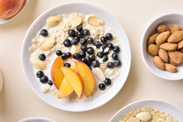 Porridge di farina d'avena in una ciotola