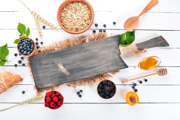 Porridge di farina d'avena secca in un piatto Colazione su uno sfondo di legno Vista dall'alto Spazio libero per il testo