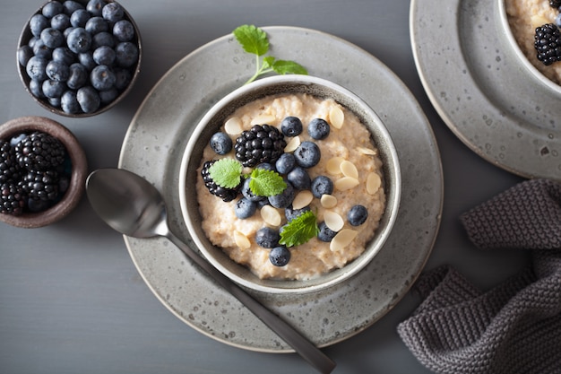 Porridge di farina d'avena tagliato acciaio sano colazione con mirtillo mora