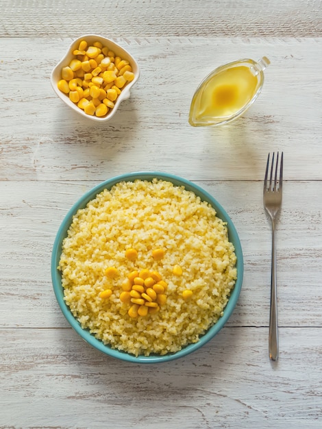 Porridge di farina di mais. Polenta tradizionale fatta in casa. Sana colazione biologica.