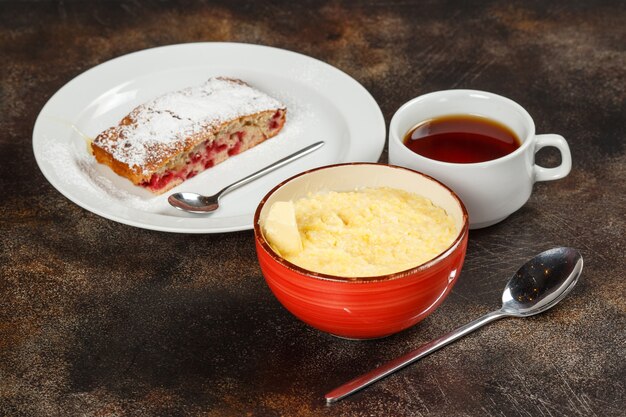 Porridge di grano in una ciotola