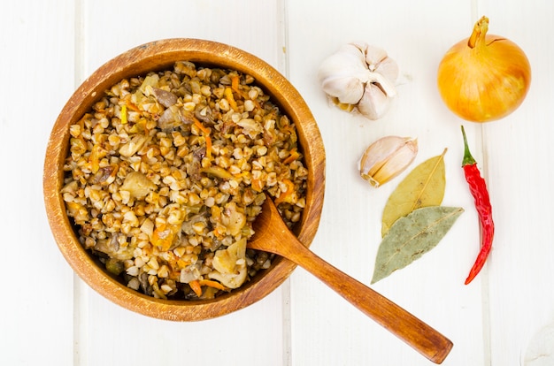 Porridge di grano saraceno bollito con funghi e verdure in umido