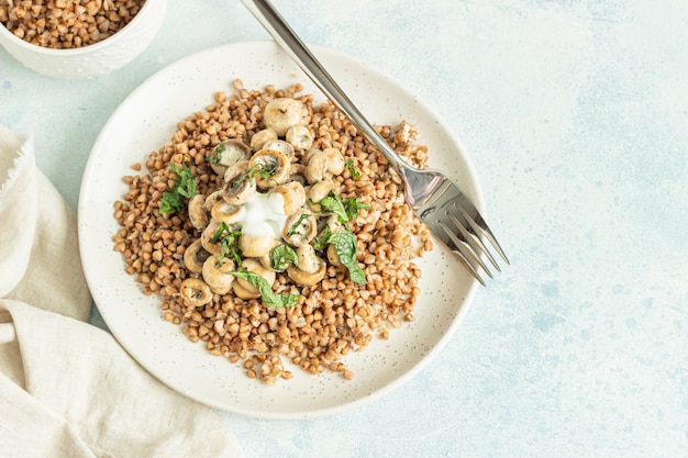 Porridge di grano saraceno con funghi ed erbe