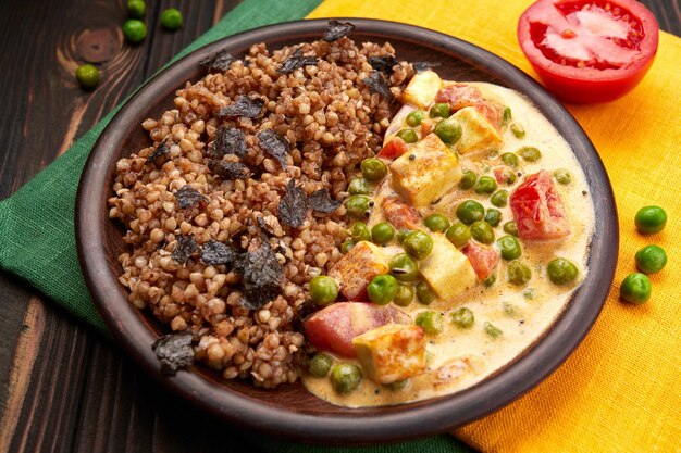 Porridge di grano saraceno con tofu al pomodoro e piselli