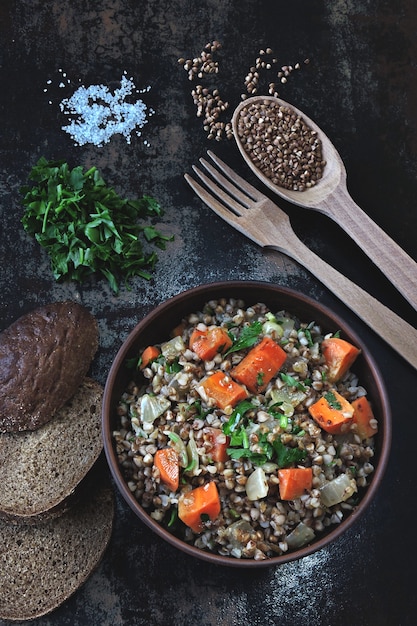 Porridge di grano saraceno con verdure in una ciotola. Vista dall'alto