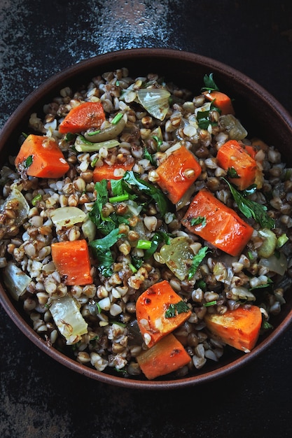 Porridge di grano saraceno con verdure in una ciotola. Vista dall'alto