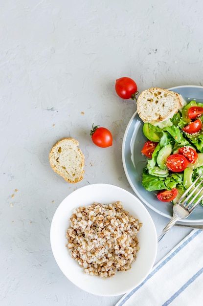 Porridge di grano saraceno e insalata di verdure per il menu dietetico lanch