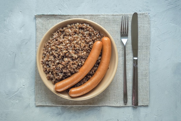 Porridge di grano saraceno e salsicce. Semplice cucina di campagna russa. Vista dall'alto