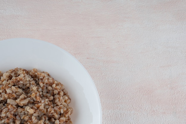 Porridge di grano saraceno su un piatto bianco