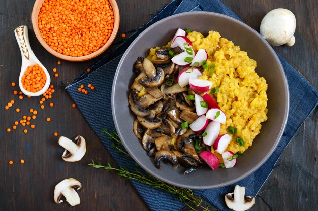 Porridge di lenticchie con funghi e ravanelli