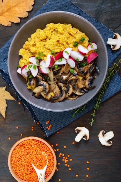 Porridge di lenticchie con funghi e ravanelli