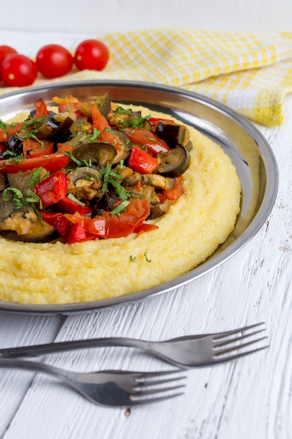 Porridge di mais con verdure