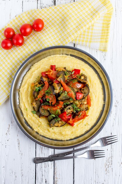 Porridge di mais con verdure