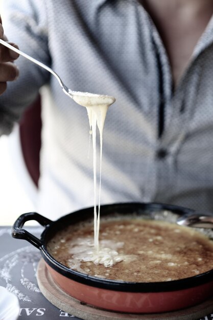 Porridge di mais Muhlama con formaggio