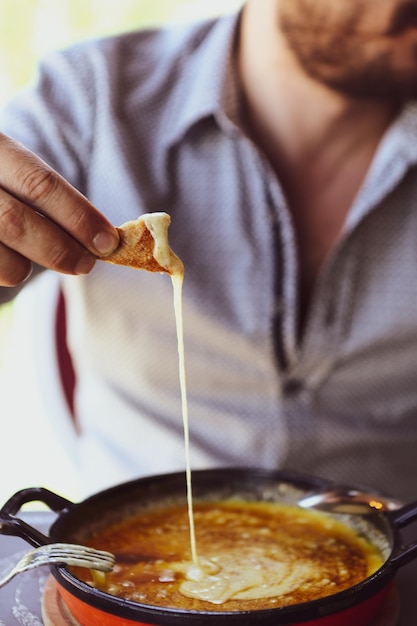 Porridge di mais Muhlama con formaggio