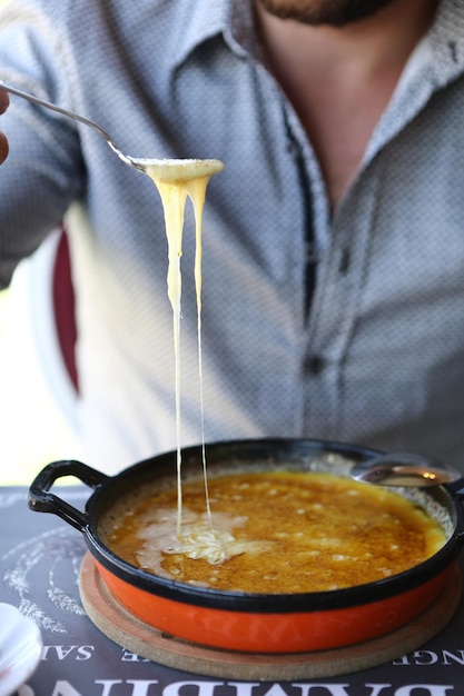 Porridge di mais Muhlama con formaggio