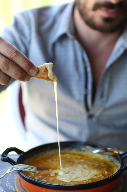 Porridge di mais Muhlama con formaggio