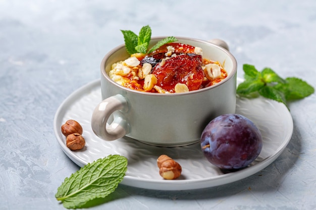 Porridge di miglio con prugne caramellate per una sana colazione