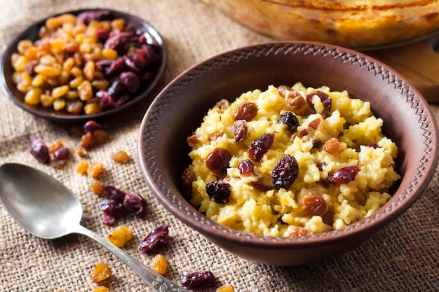 Porridge di miglio dolce con uvetta e mirtilli rossi secchi