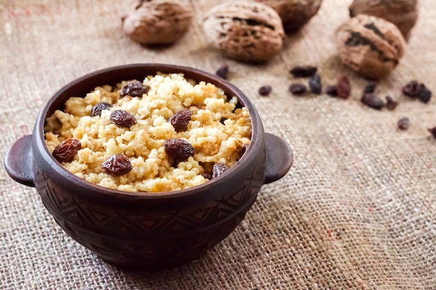 Porridge di miglio dolce con uvetta e mirtilli rossi secchi