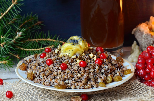 Porridge di Natale con uvetta arancia candita e mandorle Budino di frumento e frutti di bosco per Natale