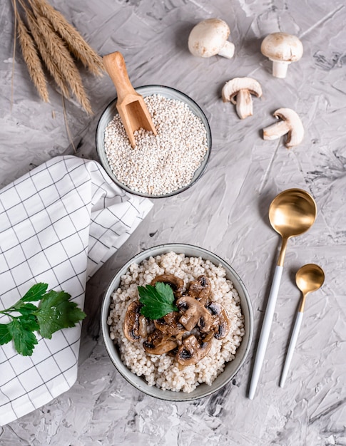 Porridge di orzo perlato con funghi, concetto di cibo sano, colazione