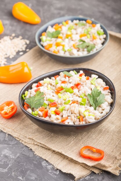 Porridge di orzo perlato in ciotola di ceramica blu