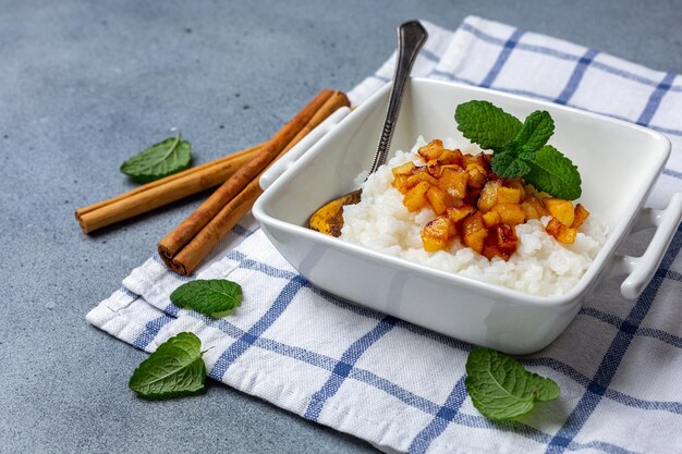 Porridge di riso al latte di mandorla Colazione vegetariana