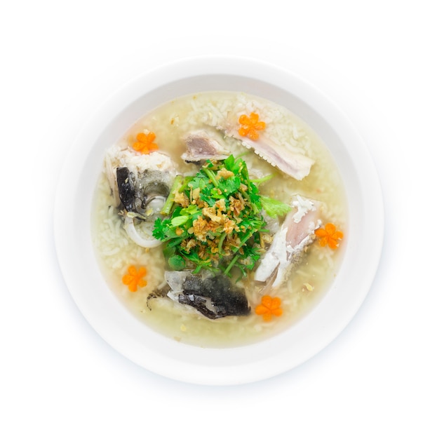 Porridge di riso bollito con testa di pesce asiatico di spigola