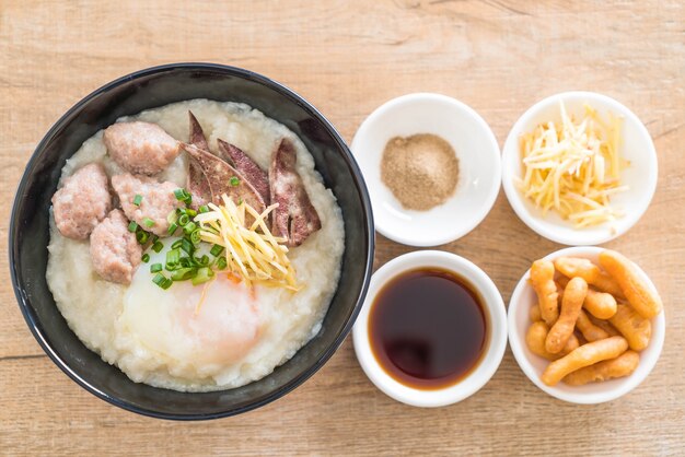 porridge di riso con carne di maiale e uova