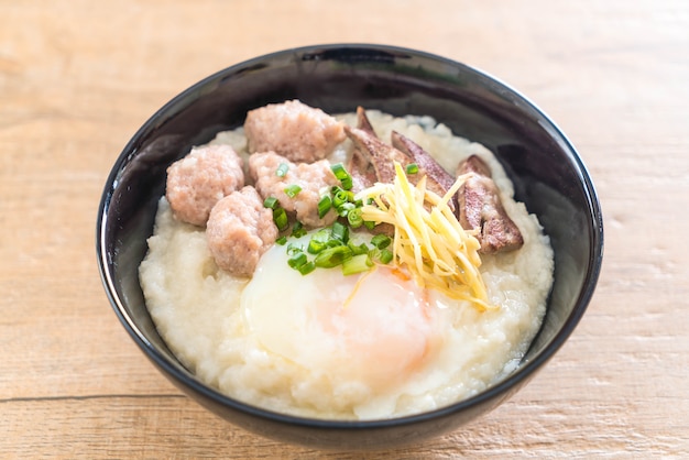 porridge di riso con carne di maiale e uova