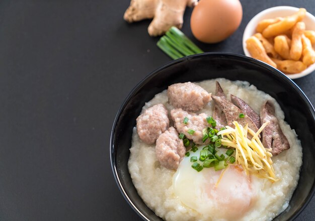 porridge di riso con carne di maiale e uova