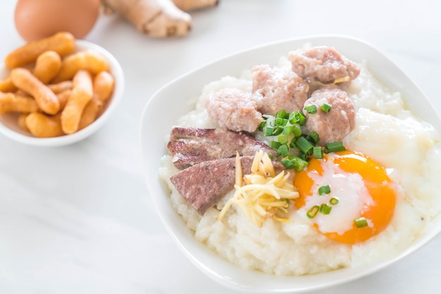 porridge di riso con carne di maiale e uova