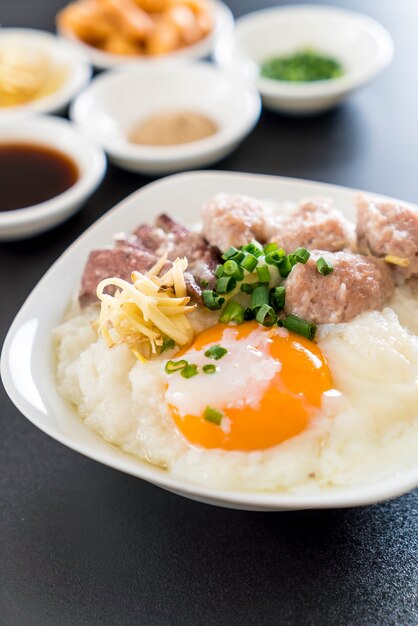 porridge di riso con carne di maiale e uova