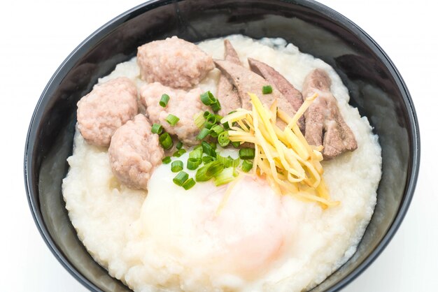 porridge di riso con carne di maiale e uova