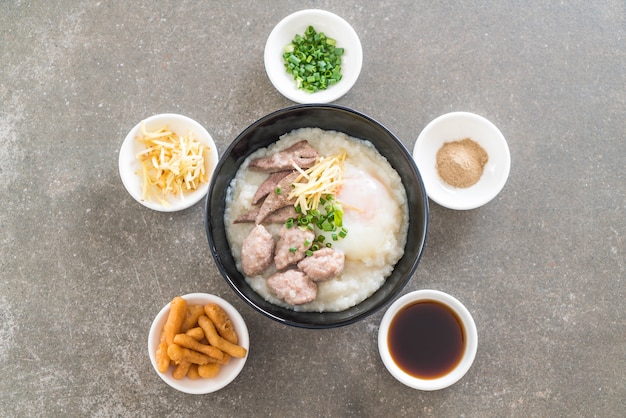 porridge di riso con carne di maiale e uova