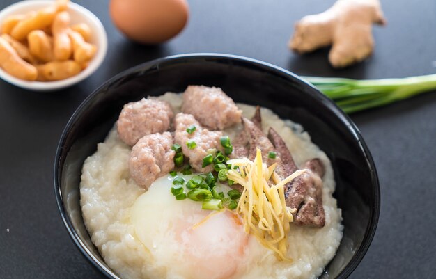 porridge di riso con carne di maiale e uova