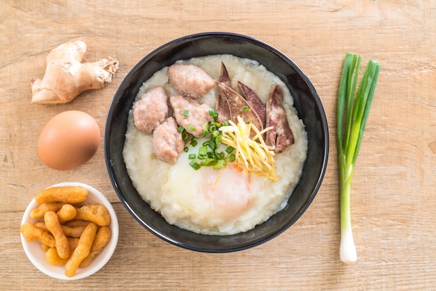 porridge di riso con carne di maiale e uova