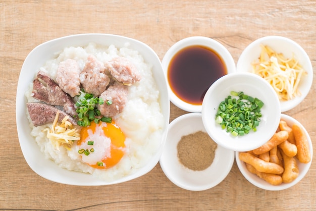 porridge di riso con carne di maiale e uova