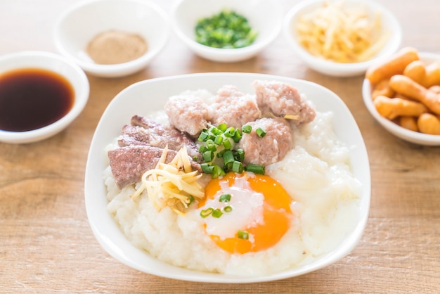 porridge di riso con carne di maiale e uova