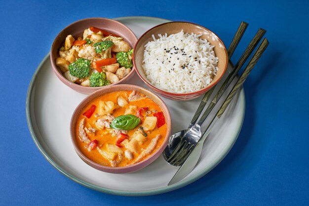 Porridge di riso con carne di maiale e verdure. Set di cibo tradizionale vacanza cinese.