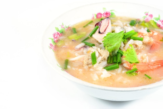 porridge di riso con porridge e calamari colazione tailandese isolare su bianco